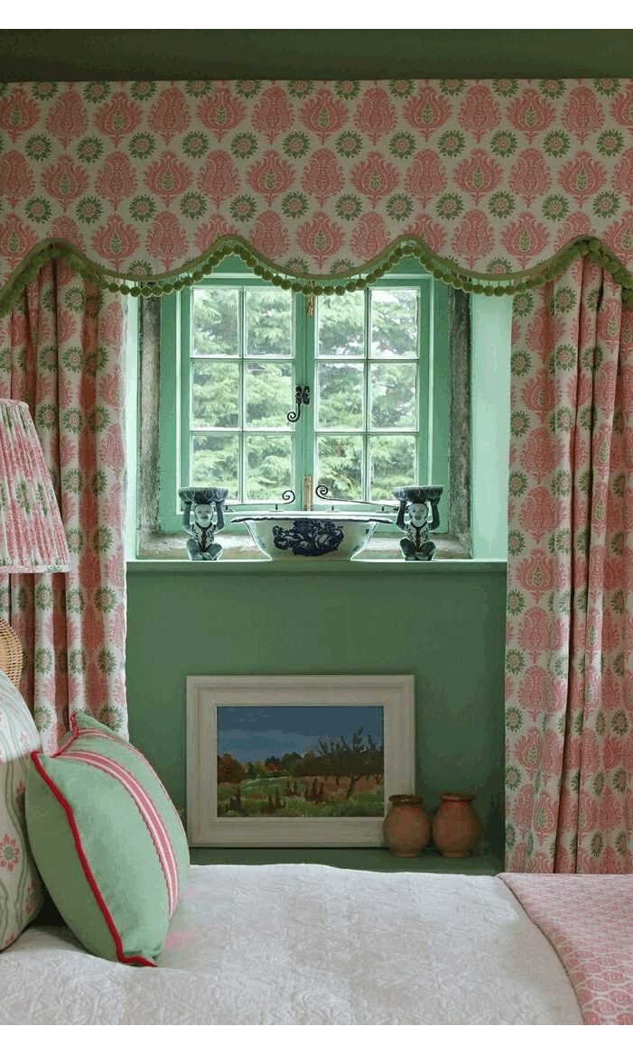 Made to measure reverse scalloped valance